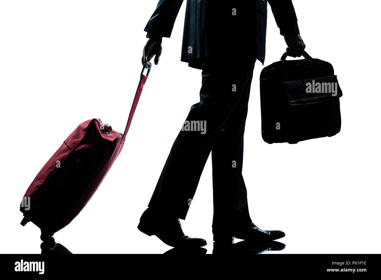 Vista laterale di dettaglio di un caucasian business traveler uomo a camminare con la valigia piena lunghezza silhouette in studio isolato sfondo bianco Foto Stock