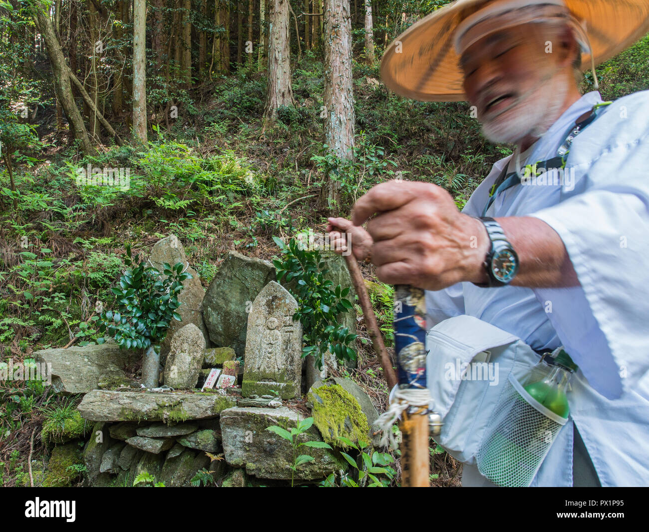 Pellegrino Henro passeggiate, henro korogashi sentiero forestale, al tempio Yokomineji 60, Shikoku 88 tempio pellegrinaggio, Ehime Giappone Foto Stock