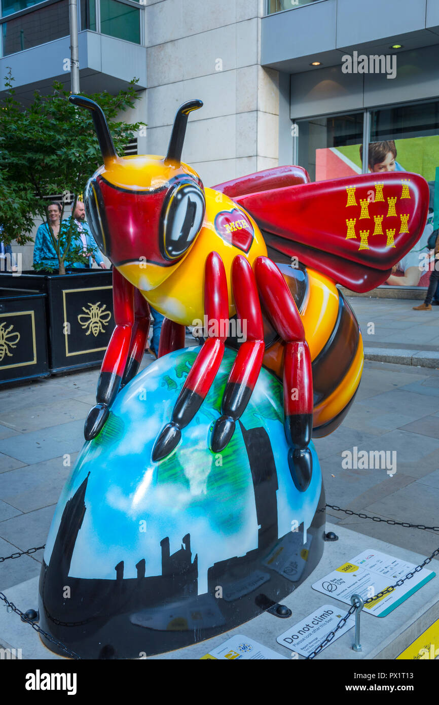 SuperBee, da Adam Pekr - Inkversion. Uno dei Bee nella città sculture, Nuova Cattedrale Street, Manchester, Regno Unito. Foto Stock