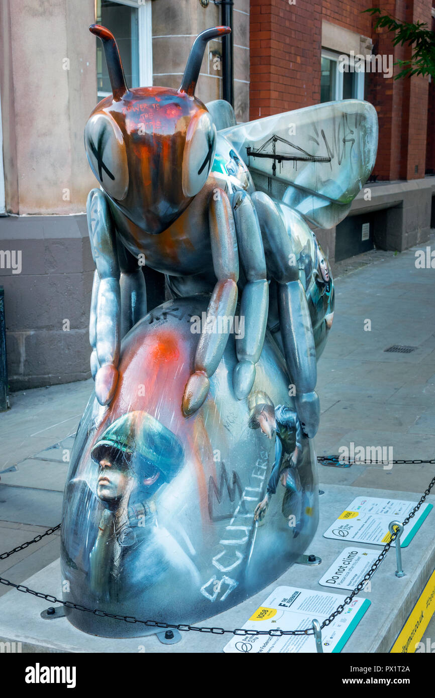 La Federazione Bee, dal clan nomade. Uno dei Bee nella città sculture, Dantzic Street, Manchester, Regno Unito. Foto Stock