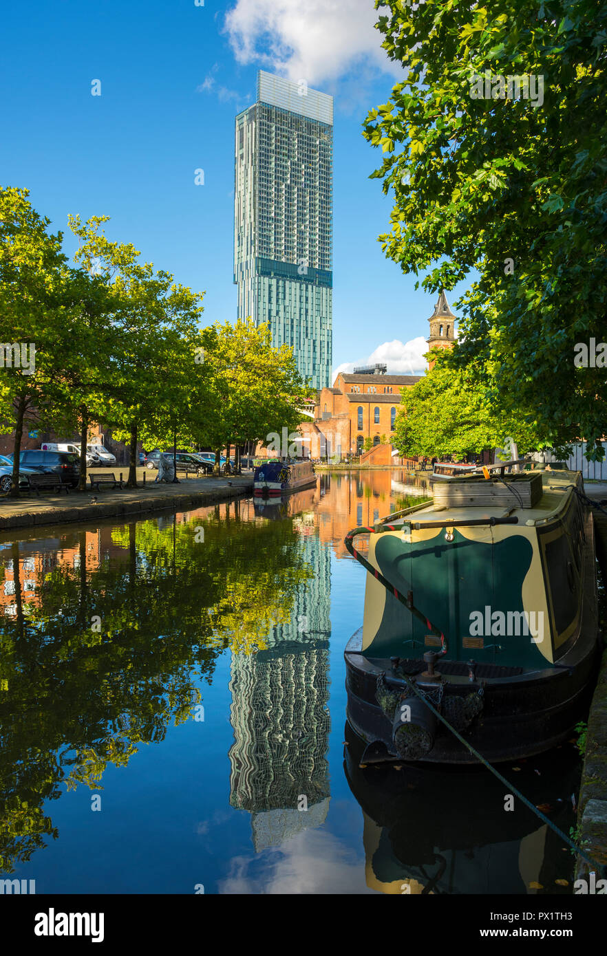 Il Beetham Tower e canal narrowboats a Castlefield, Manchester, Inghilterra, Regno Unito Foto Stock