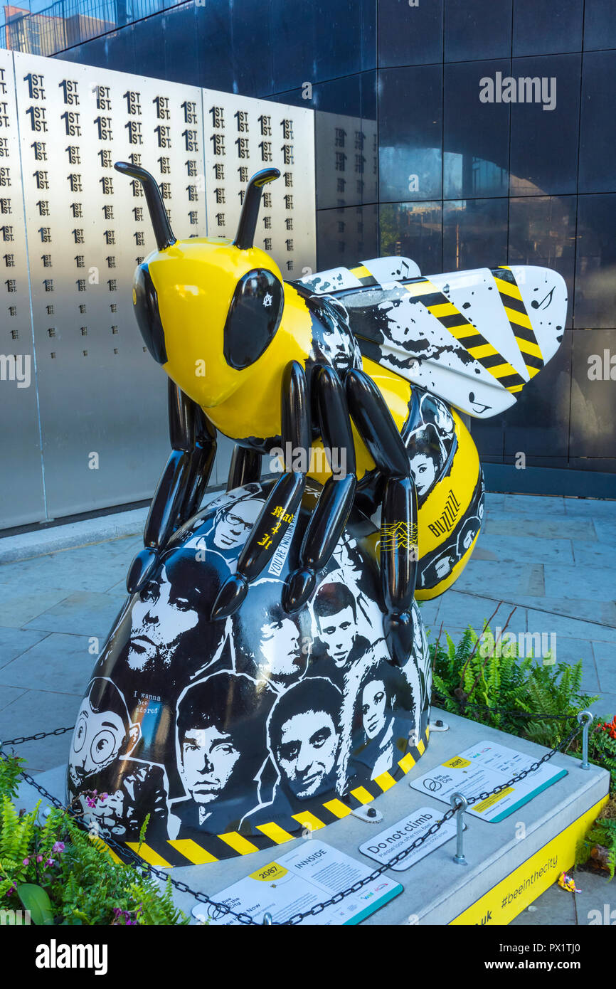 Bee qui ora, da Giuseppe Venning. Uno dei Bee nella città sculture, primo Street, Manchester, Regno Unito. Foto Stock