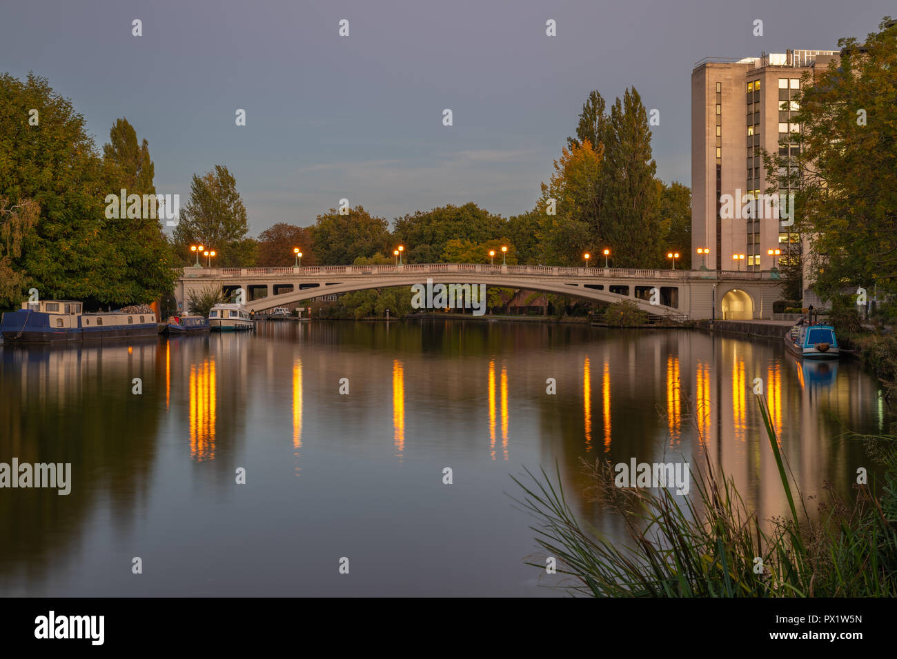 La lettura di ponte sopra il fiume Tamigi, Reading Berkshire REGNO UNITO. Foto Stock