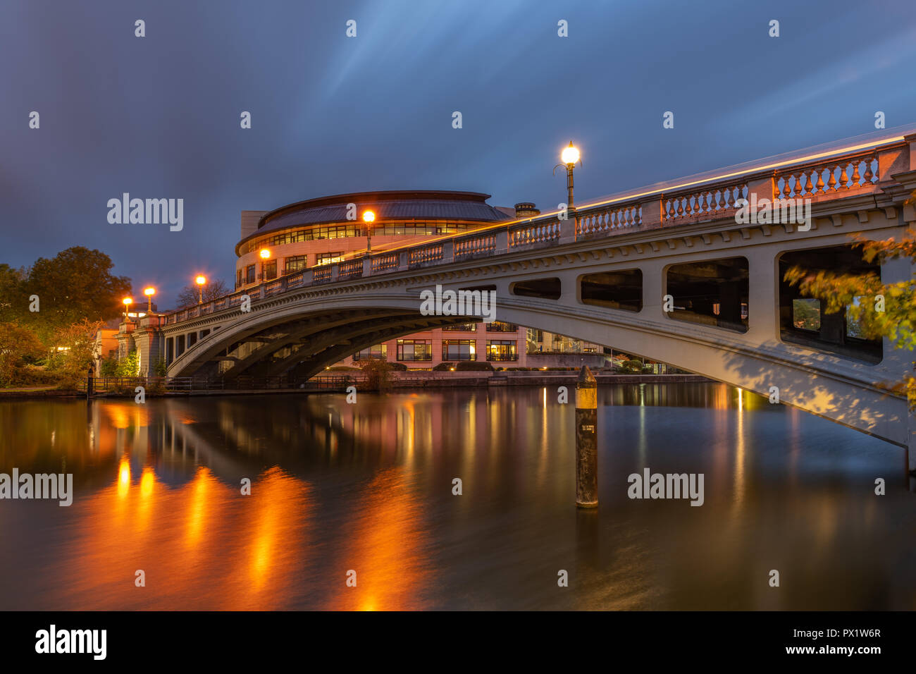 La lettura di ponte sopra il fiume Tamigi , Reading Berkshire REGNO UNITO Foto Stock