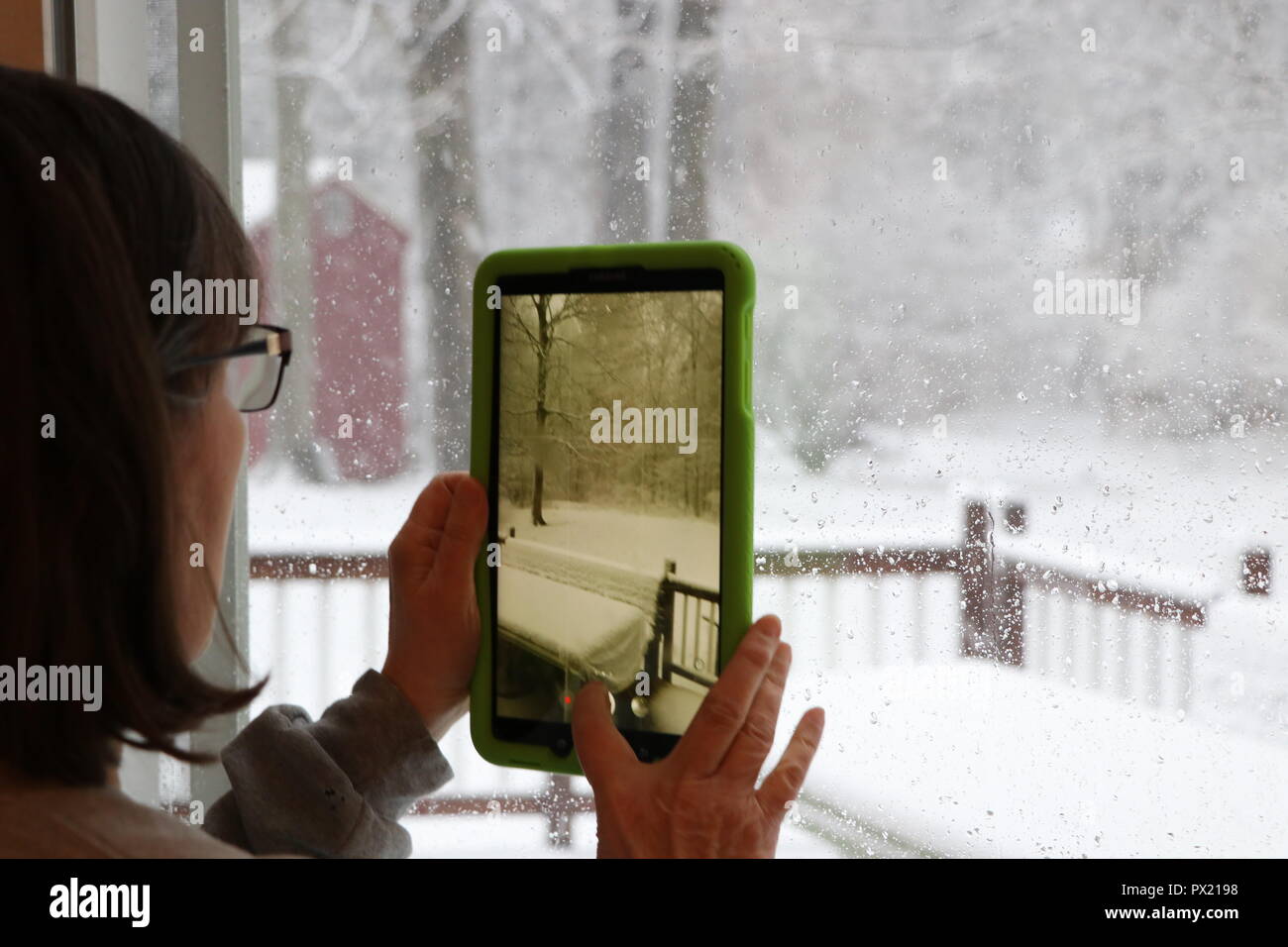 Donna prendendo fotografie con Android Tablet Foto Stock