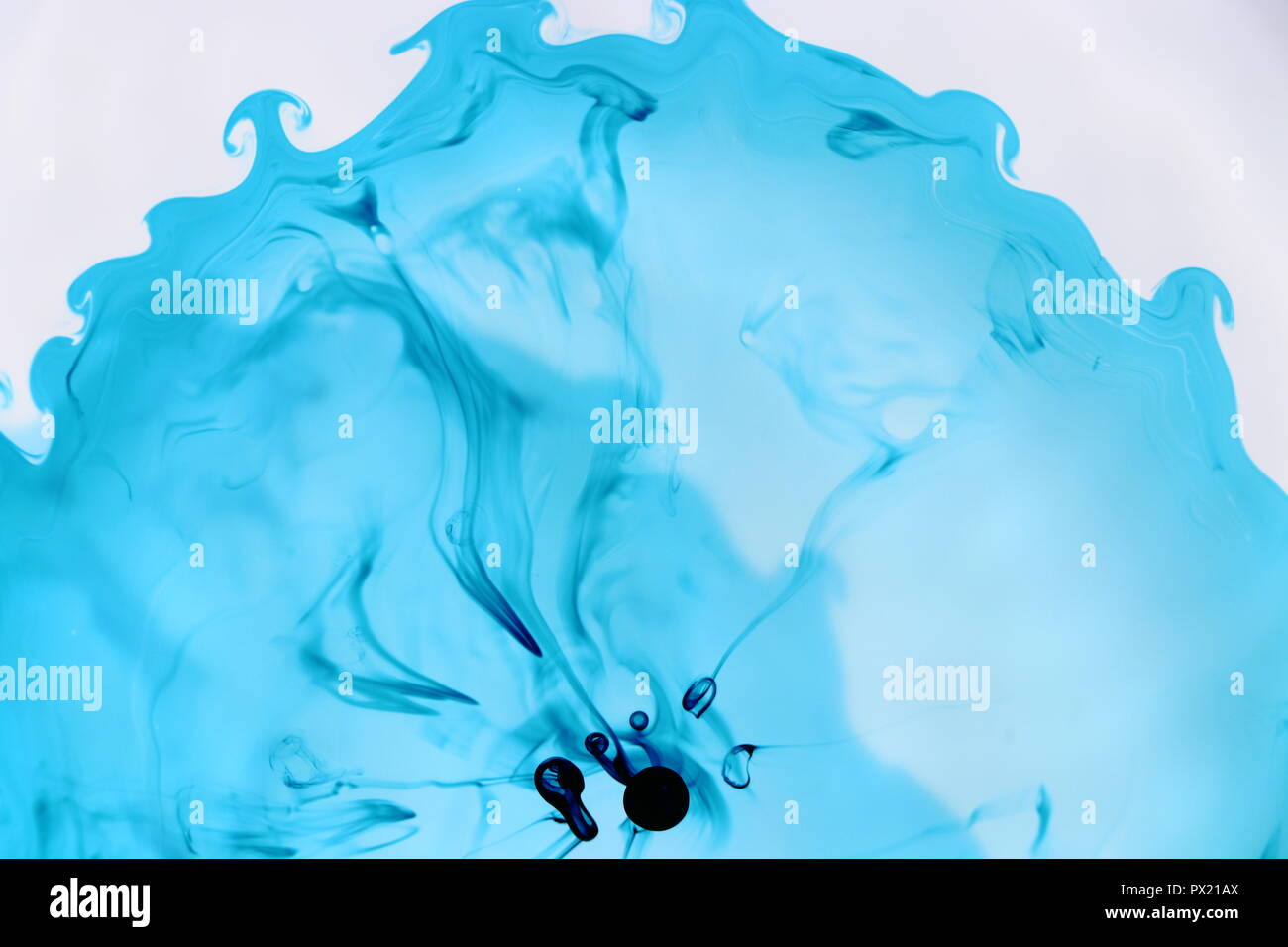 Naturalmente fluente blu colorante alimentare in acqua Foto Stock
