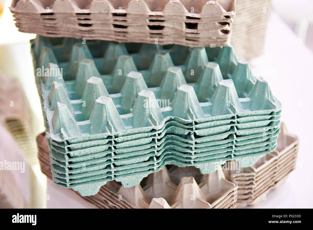 Pila imballaggi di cartone per le uova Foto Stock