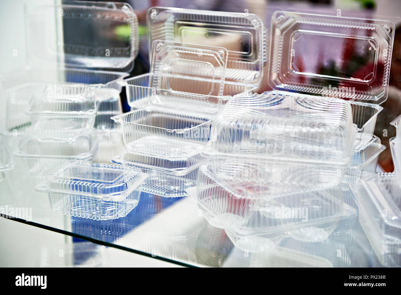 In plastica usa e getta di contenitori per alimenti in vetrina del negozio  Foto stock - Alamy