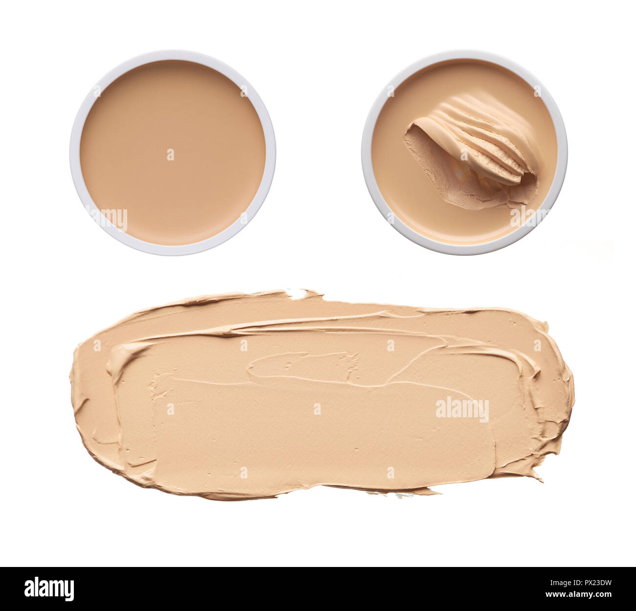 Macchie di colore beige di prodotti cosmetici: panna, base tonale, sbriciolato polvere isolata su uno sfondo bianco Foto Stock