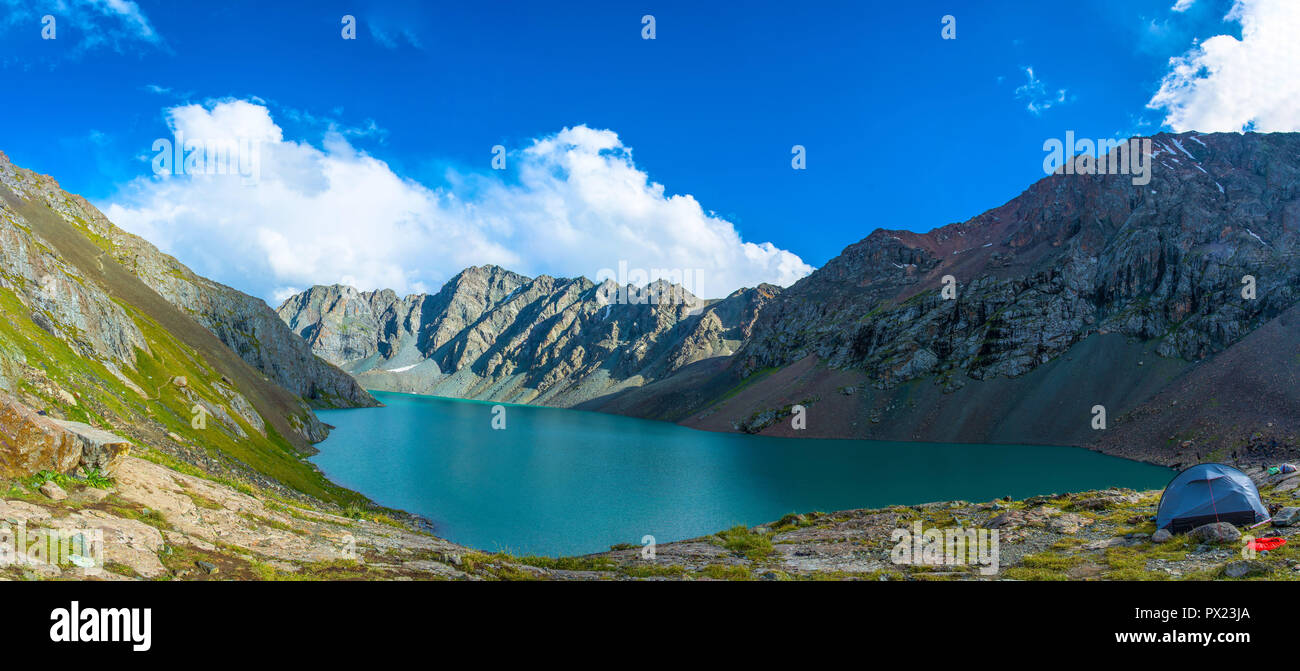 Panorama bellissimo emerald-turchese del lago di montagna Ala-Kul, Kirghizistan. Foto Stock