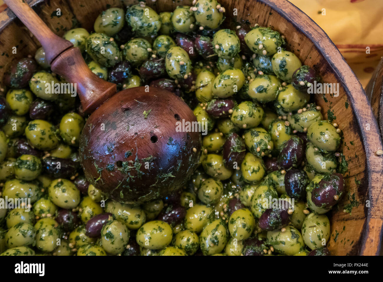 Fresco marinato alle erbe olive in London Borough Market Foto Stock