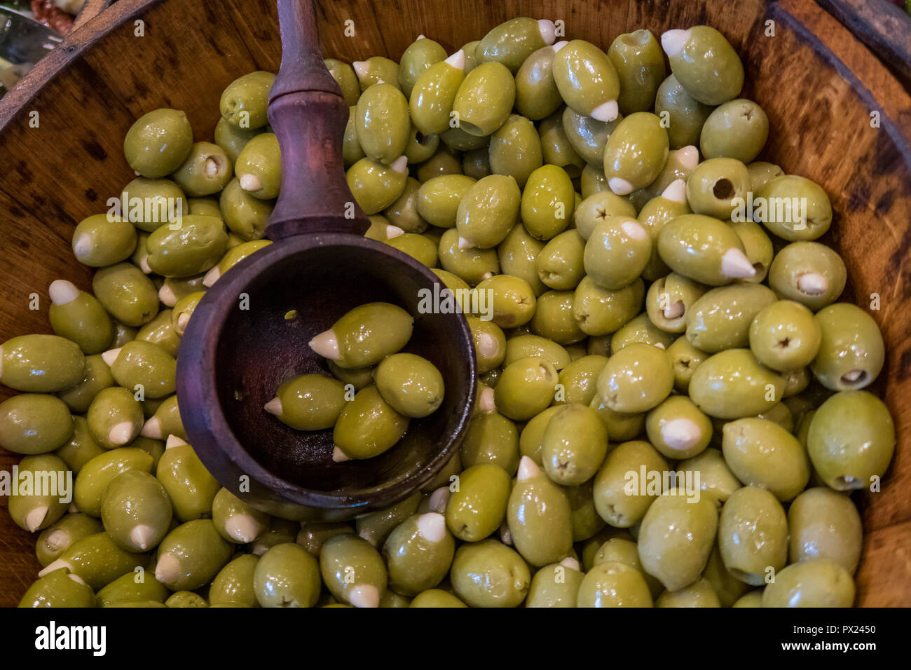 Fresco di olive verdi ripiene con mandorle in London Borough Market Foto Stock