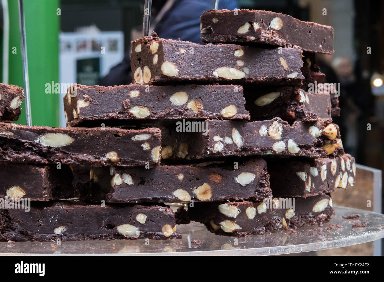 Pane appena sfornato dolce al cioccolato Brownies in una pasticceria in London Borough Market Foto Stock