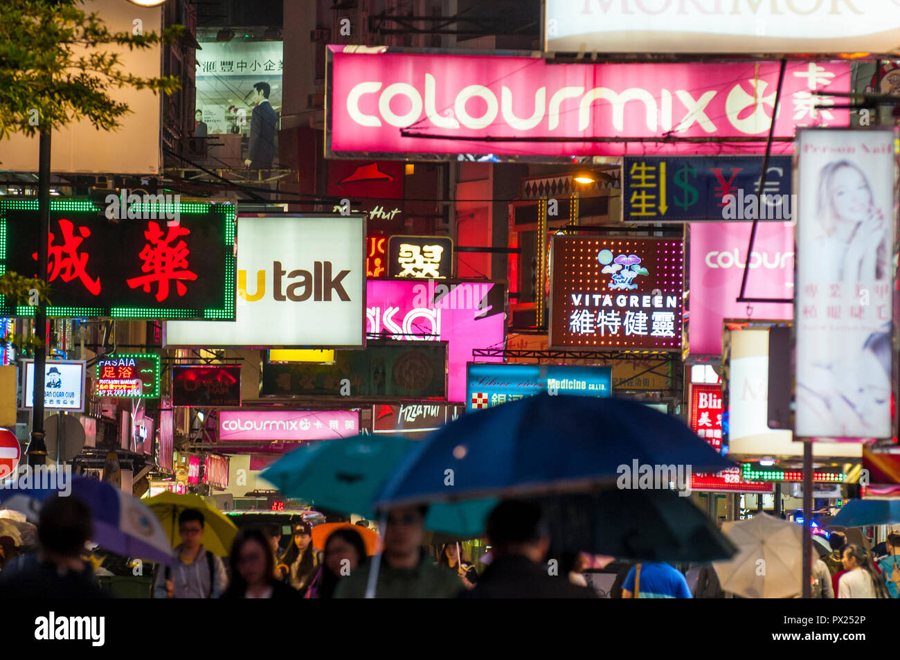 Notte scene di strada, Kowloon, Hong Kong, Cina. Foto Stock