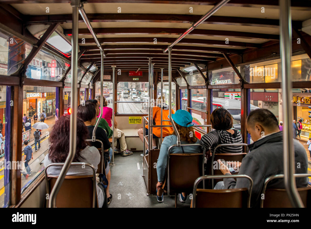 Double-decker bus tram pubblico transito sull isola di Hong Kong, Hong Kong, Cina. Foto Stock