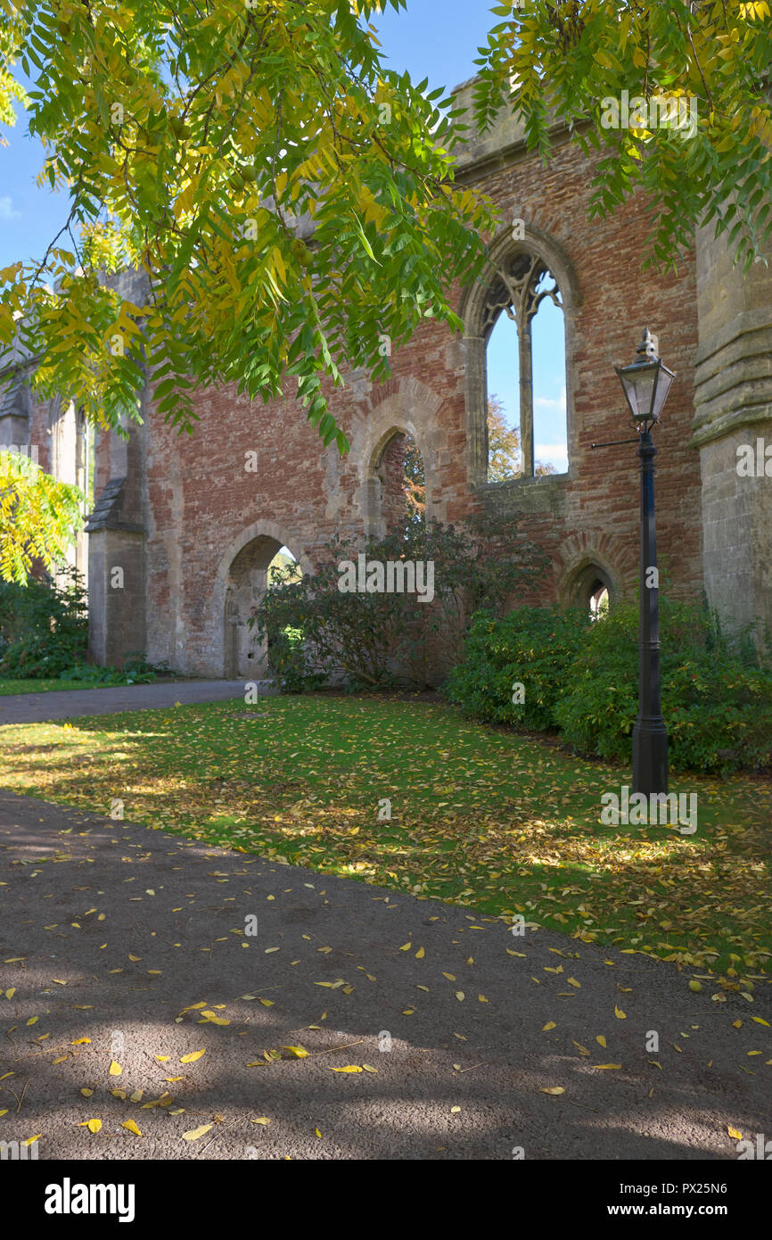 Le rovine della grande sala da pranzo e sala di intrattenimento del Palazzo Vescovile costruito nel 1290. Pozzetti, Somerset, Regno Unito Foto Stock