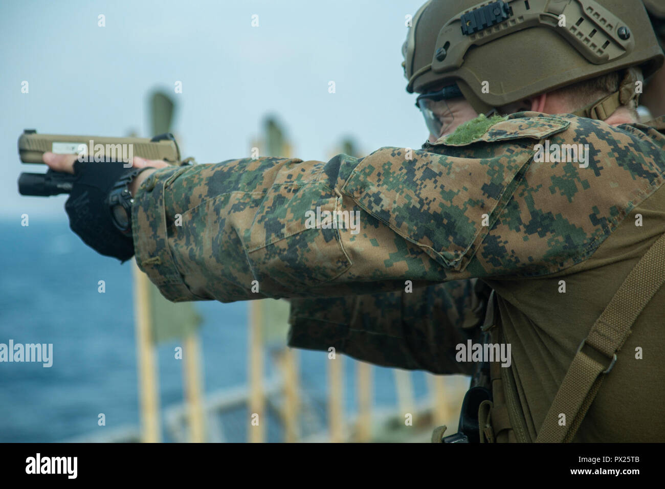 Una ricognizione Marine con il trentunesimo Marine Expeditionary Unit Anfibio del plotone di ricognizione incendi un M1911 .45-pistola calibro durante la precisione di tiro della formazione a bordo dell'assalto anfibio nave USS Wasp (LHD 1), in corso nel Mar della Cina orientale, Ottobre 17, 2018. Marines con ARP specializzarsi in ricognizione, sorveglianza e chiudere quarti tattiche durante le operazioni anfibie. Il trentunesimo MEU, il Marine Corps' solo in modo continuo distribuita MEU, fornisce una forza flessibile pronto per eseguire una vasta gamma di operazioni militari nella regione Indo-Pacifico. (U.S. Marine Corps photo by Lance Cpl. Un Foto Stock