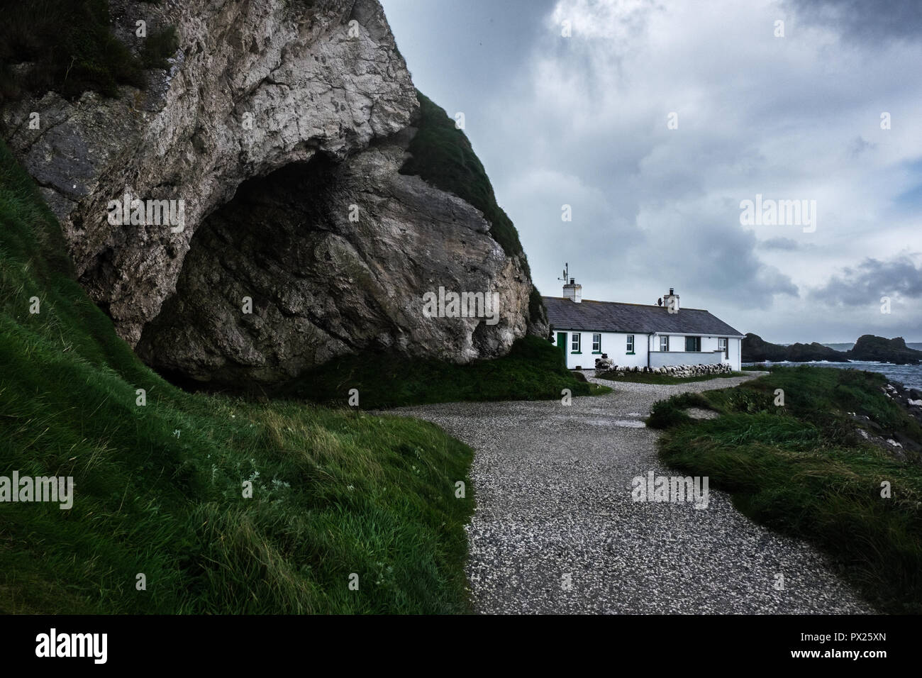 Ballintoy Harbour e il Villaggio si trova a fianco della B15 coast road, 17 miglia a nord-est di Coleraine e a 5 miglia a ovest di Ballycastle, Northetn Foto Stock