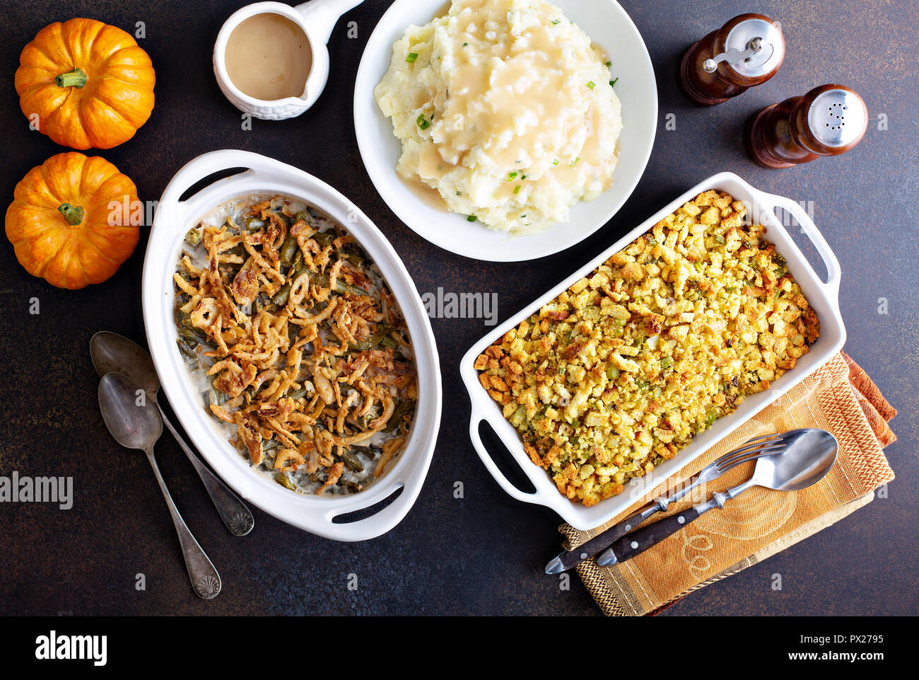 Tutti ringraziamento tradizionali piatti laterali, purè di patate, fagioli verdi e ripieno Foto Stock