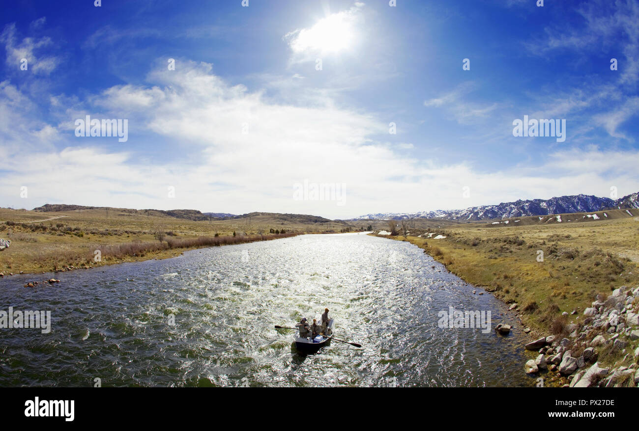 Pesca alla trota sul North Platte River in Wyoming, STATI UNITI D'AMERICA Foto Stock