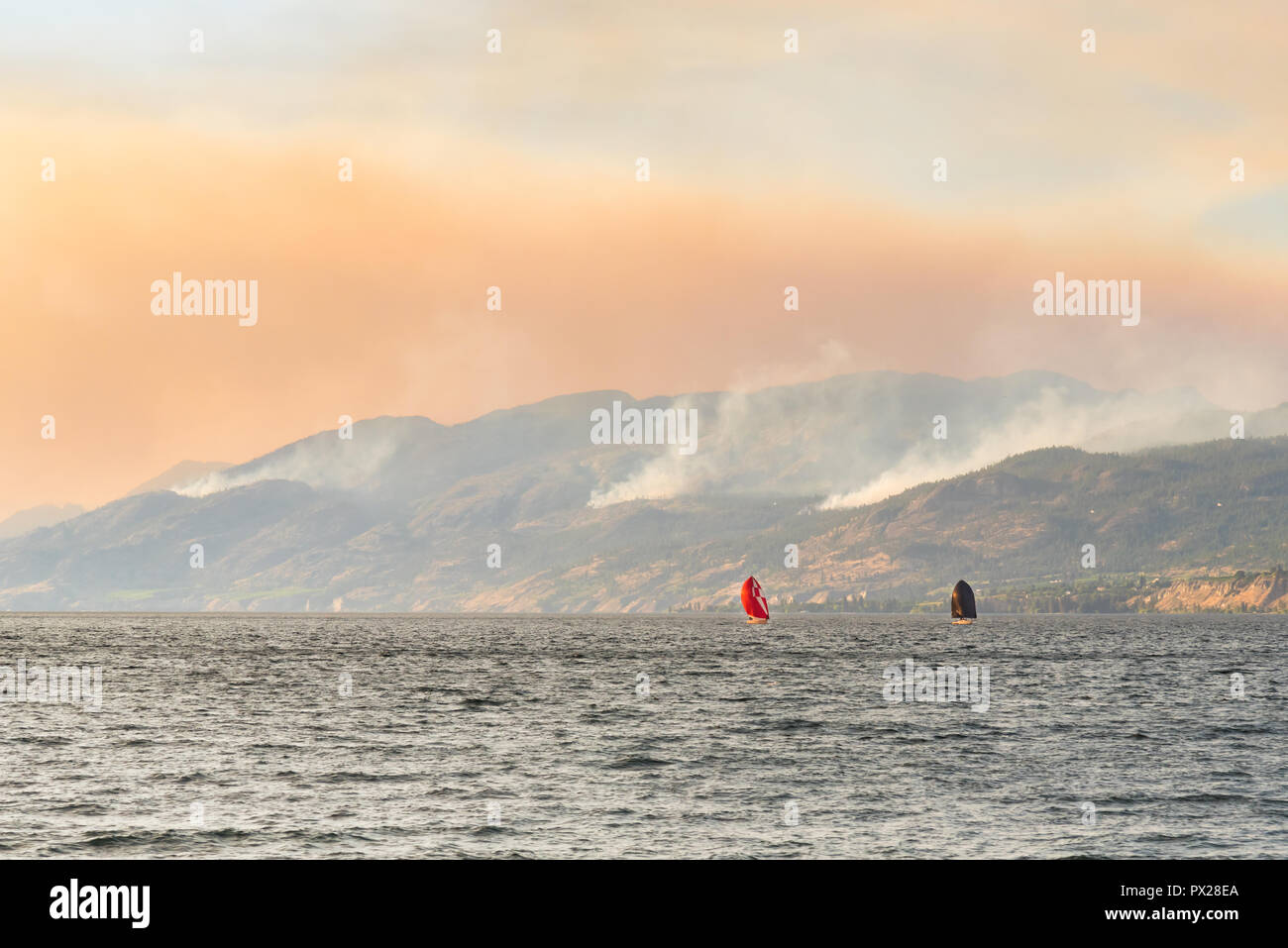 Vista del fumo da tre incendi di foreste in montagna Foto Stock