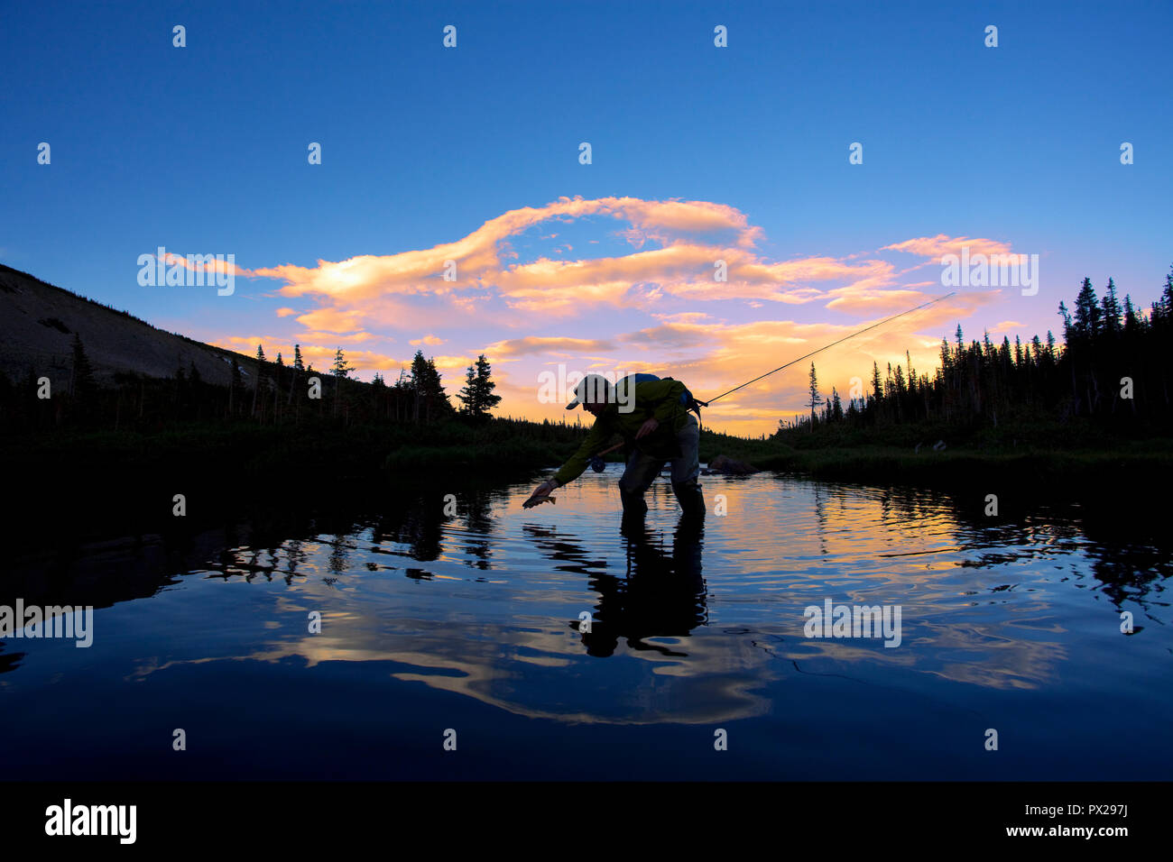 Pesca alla trota con canna da mosca e bobina Foto Stock