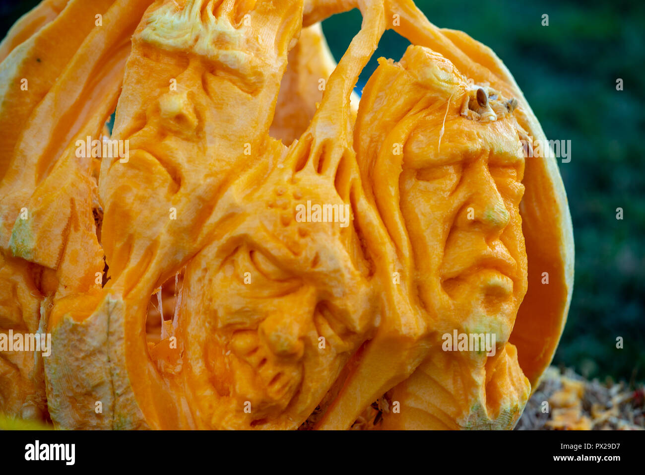 CHADDS FORD, PA - 18 ottobre: Spooky volti della grande zucca di scolpire il carving contest su 18 Ottobre 2018 Foto Stock
