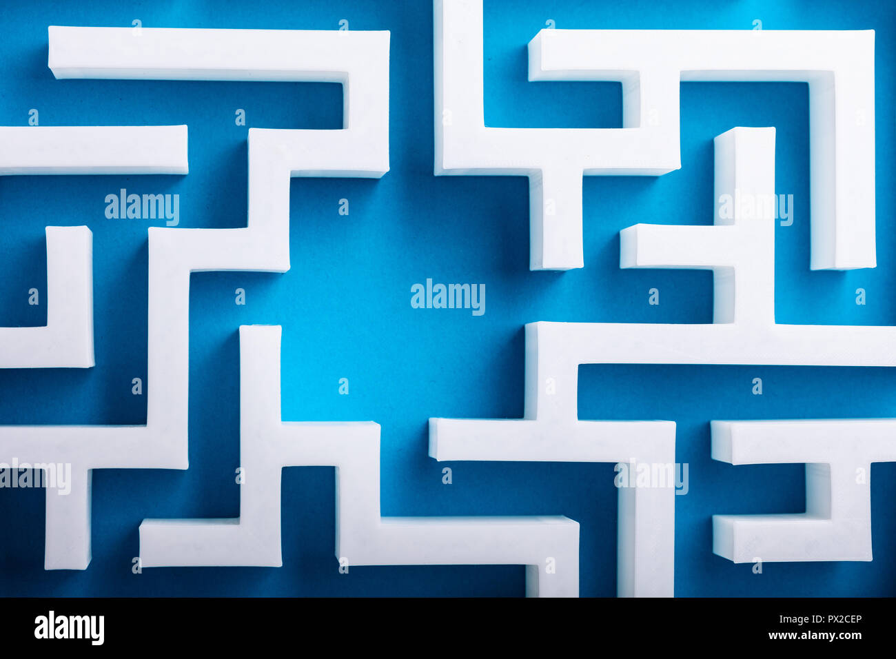 Angolo di Alta Vista del labirinto bianco su sfondo blu Foto Stock