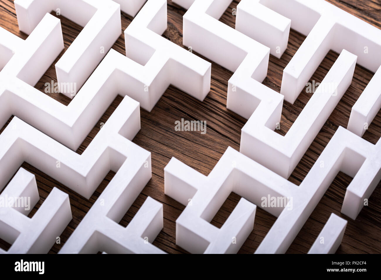 Vista aerea di astratta labirinto bianco su sfondo di legno Foto Stock
