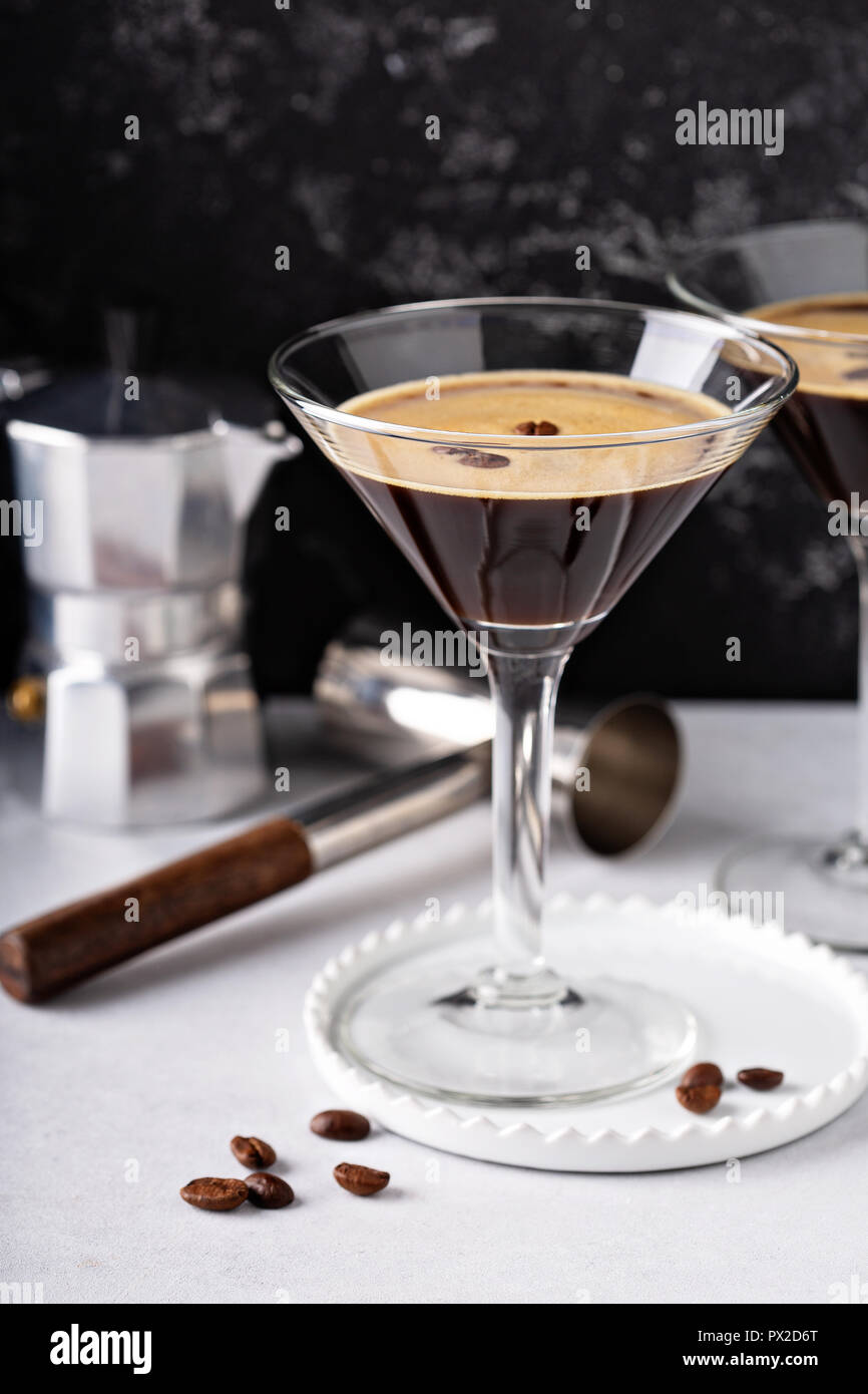 Martini espresso in due bicchieri, caffè cocktail concept Foto Stock