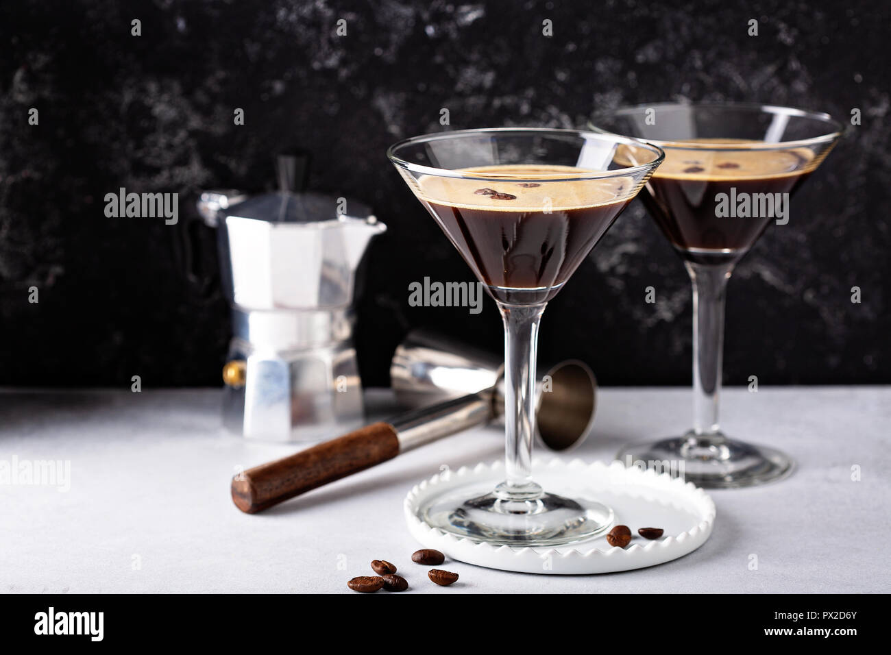 Martini espresso in due bicchieri, caffè cocktail concept Foto Stock