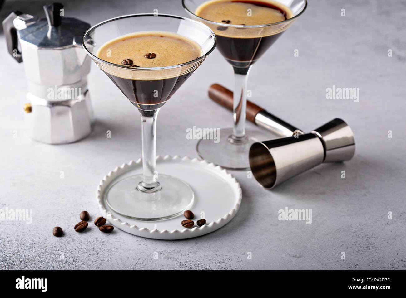 Martini espresso in due bicchieri, caffè cocktail concept Foto Stock