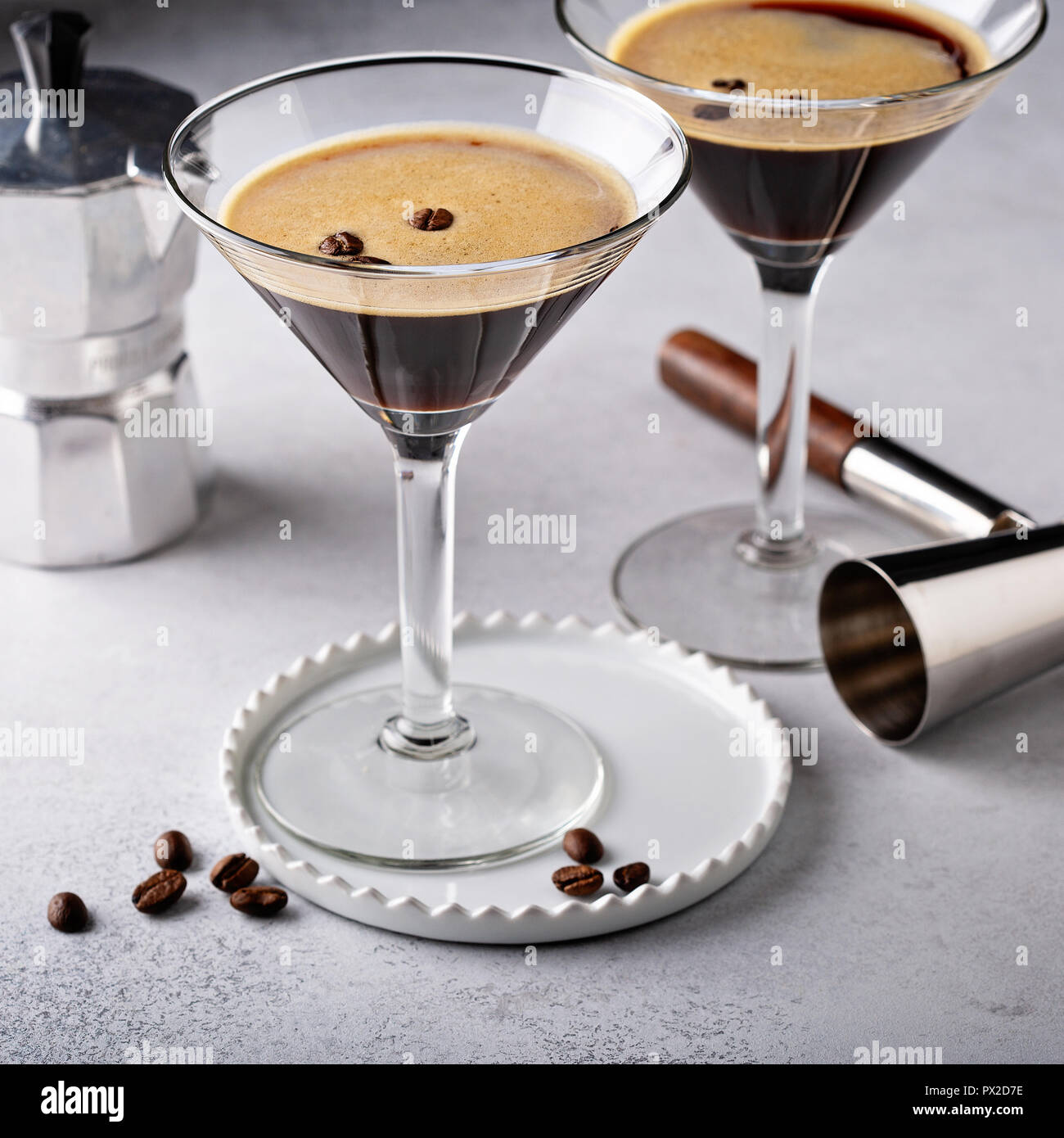 Martini espresso in due bicchieri, caffè cocktail concept Foto Stock