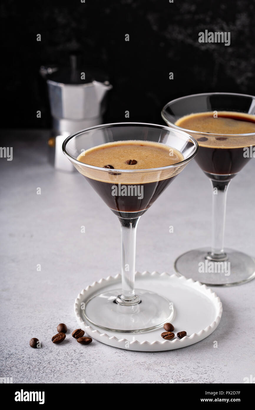 Martini espresso in due bicchieri, caffè cocktail concept Foto Stock