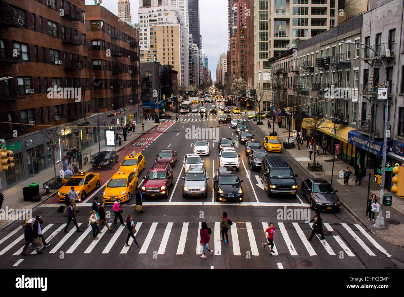 Manhatten intersezione stradale con giallo New York Taxi Foto Stock