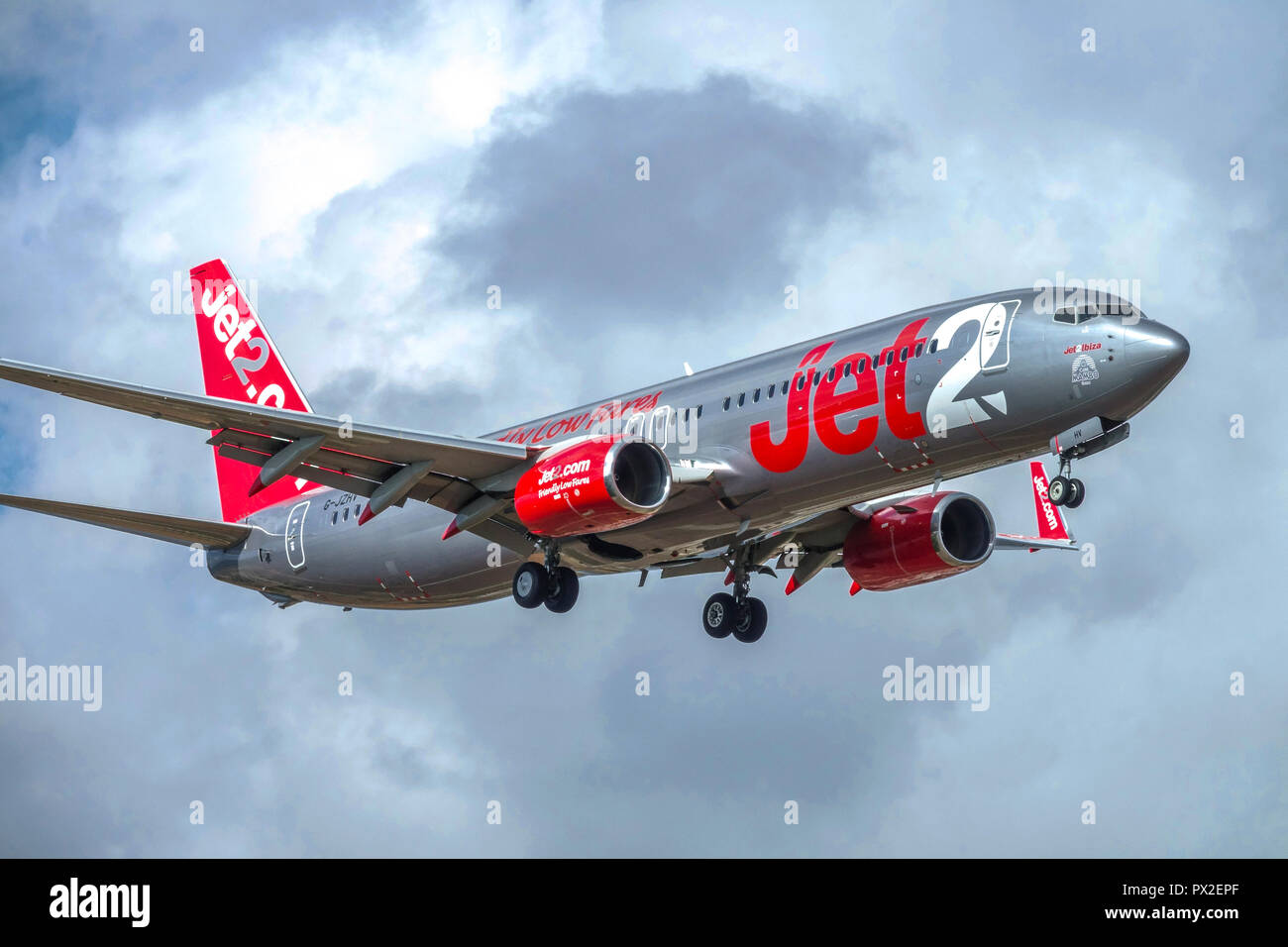 Atterraggio di aerei Jet2, Boeing in avvicinamento all'aeroporto di Palma di Maiorca Spagna livrea di aerei Jet2 Foto Stock