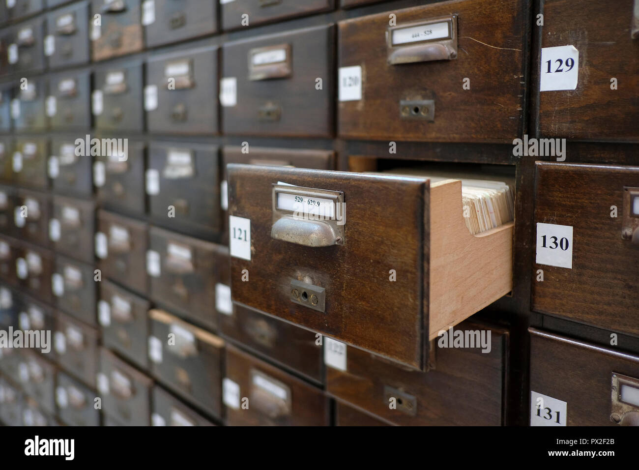 Una libreria di legno catalogo schede cassetto contenente i titoli di Armeno presso il Calouste Gulbenkian libreria che è stato inaugurato nel 1932 ed è considerata una delle più grandi librerie armeno nel Medio Oriente presso il Patriarcato Armeno composto nel quartiere armeno la città vecchia di Gerusalemme Est Israele Foto Stock