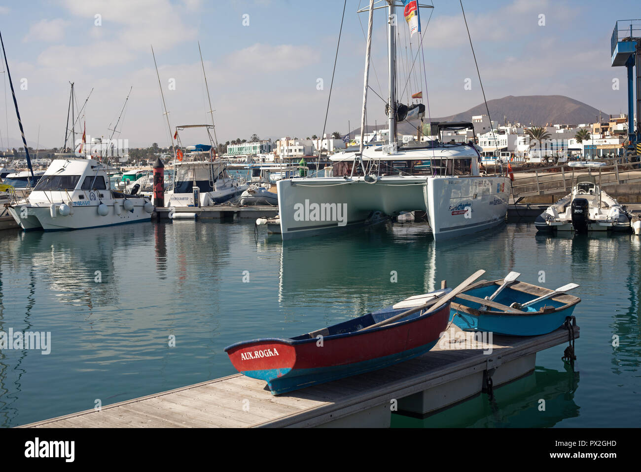 Catamarano e altre imbarcazioni ormeggiate a Corralejo Marina, Fuerteventura, Isole Canarie, Spagna Foto Stock