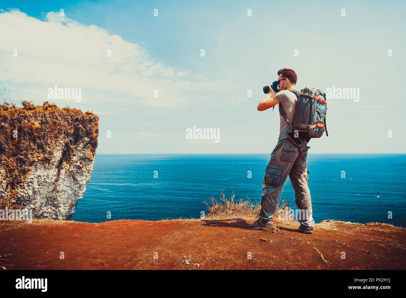 Fotografo di viaggio con la marca della fotocamera foto natura paesaggio dal top mountain cliff Foto Stock