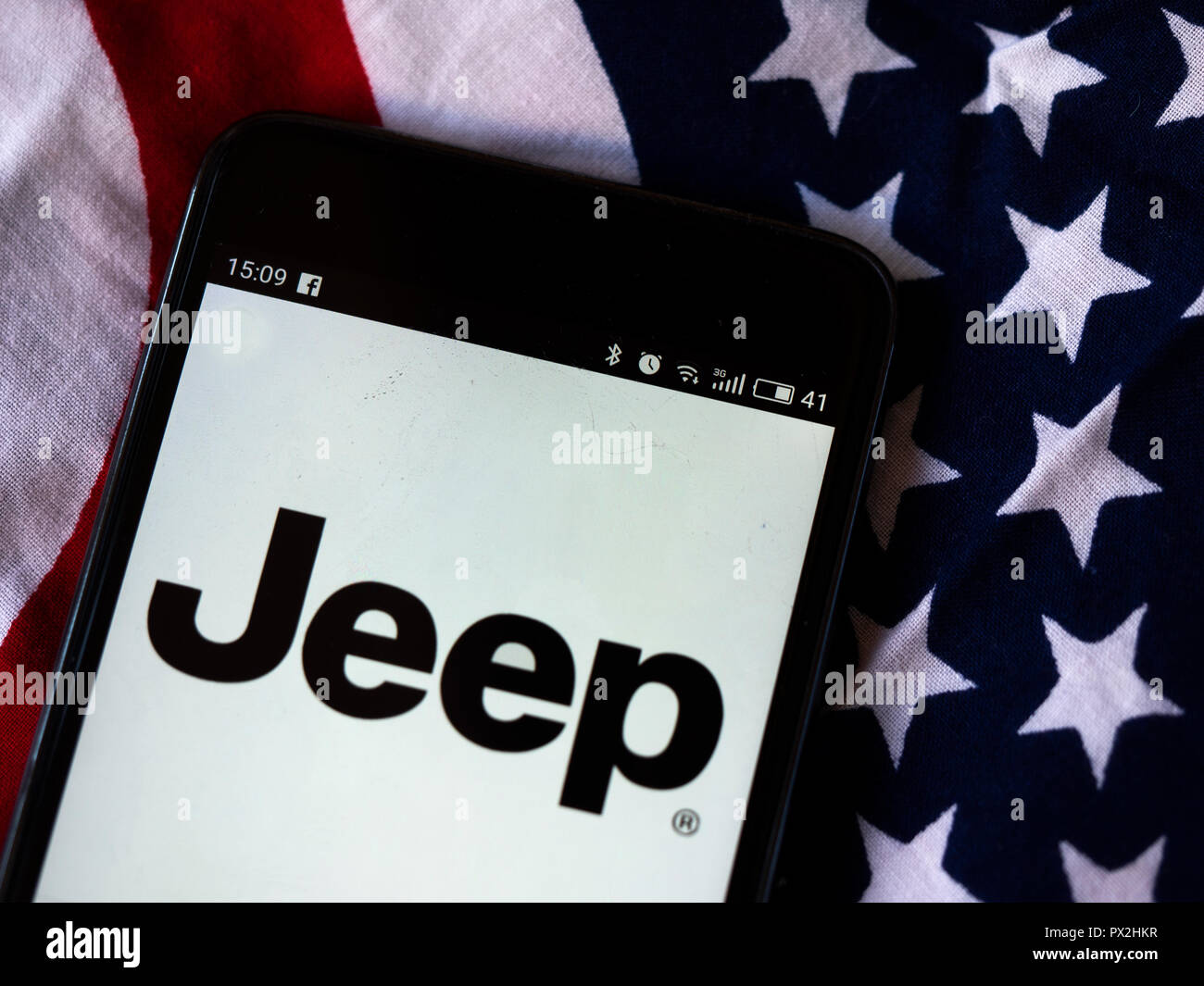 Jeep visto il logo visualizzato sul telefono intelligente/ Jeep è una marca di automobili americano che è una divisione di FCA US LLC, una consociata interamente di proprietà della società italo-americano Chrysler Fiat Automobiles. Foto Stock