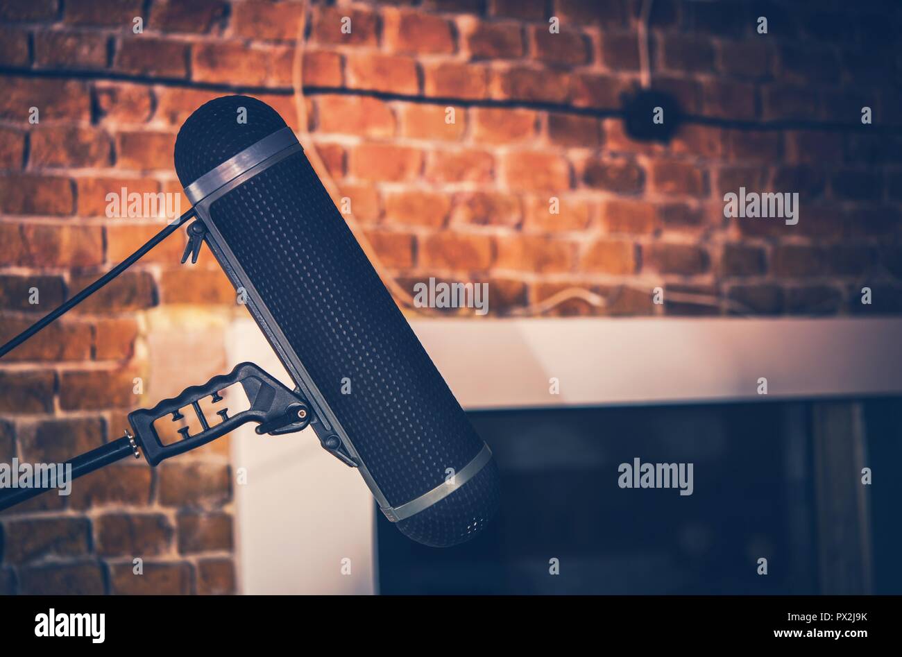 Studio di registrazione professionale microfono a fucile su un palo. Tecnologie audio. Foto Stock