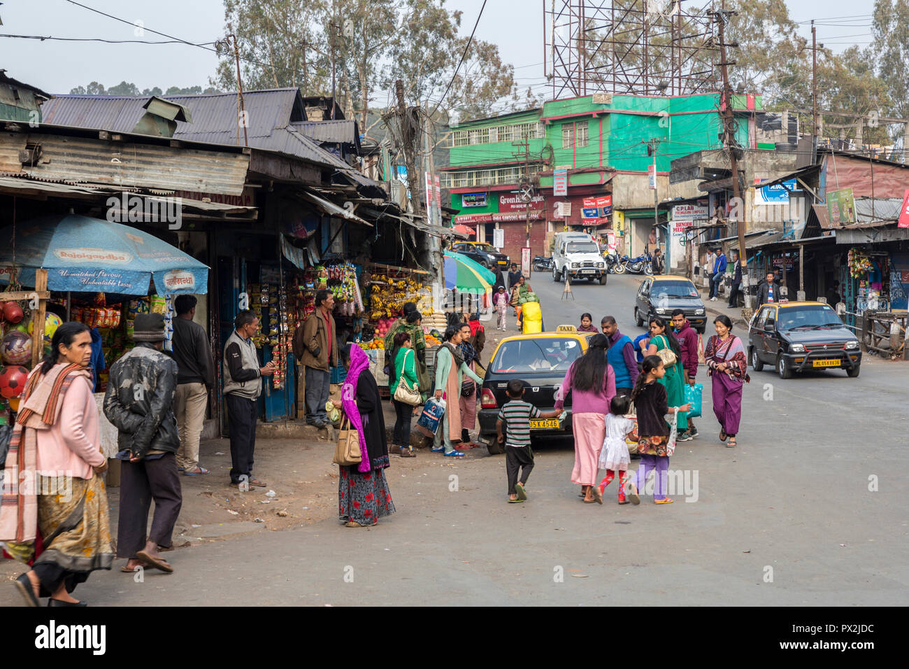 Strade con traffico, Shillong, Meghalaya, India Foto Stock