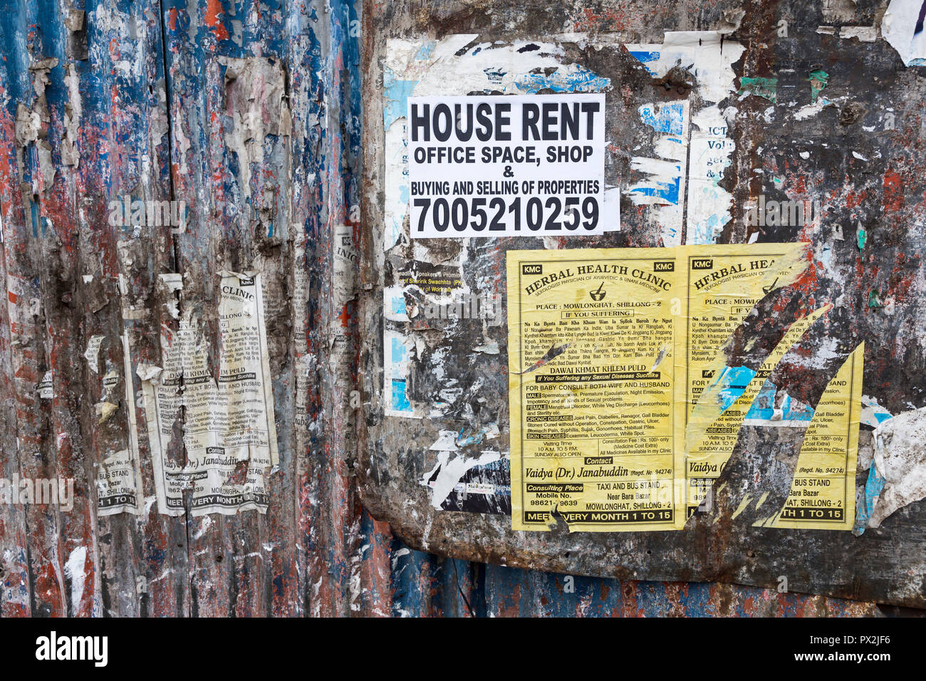 Manifesti pubblicitari sul lato della recinzione, Shillong, Meghalaya, India Foto Stock