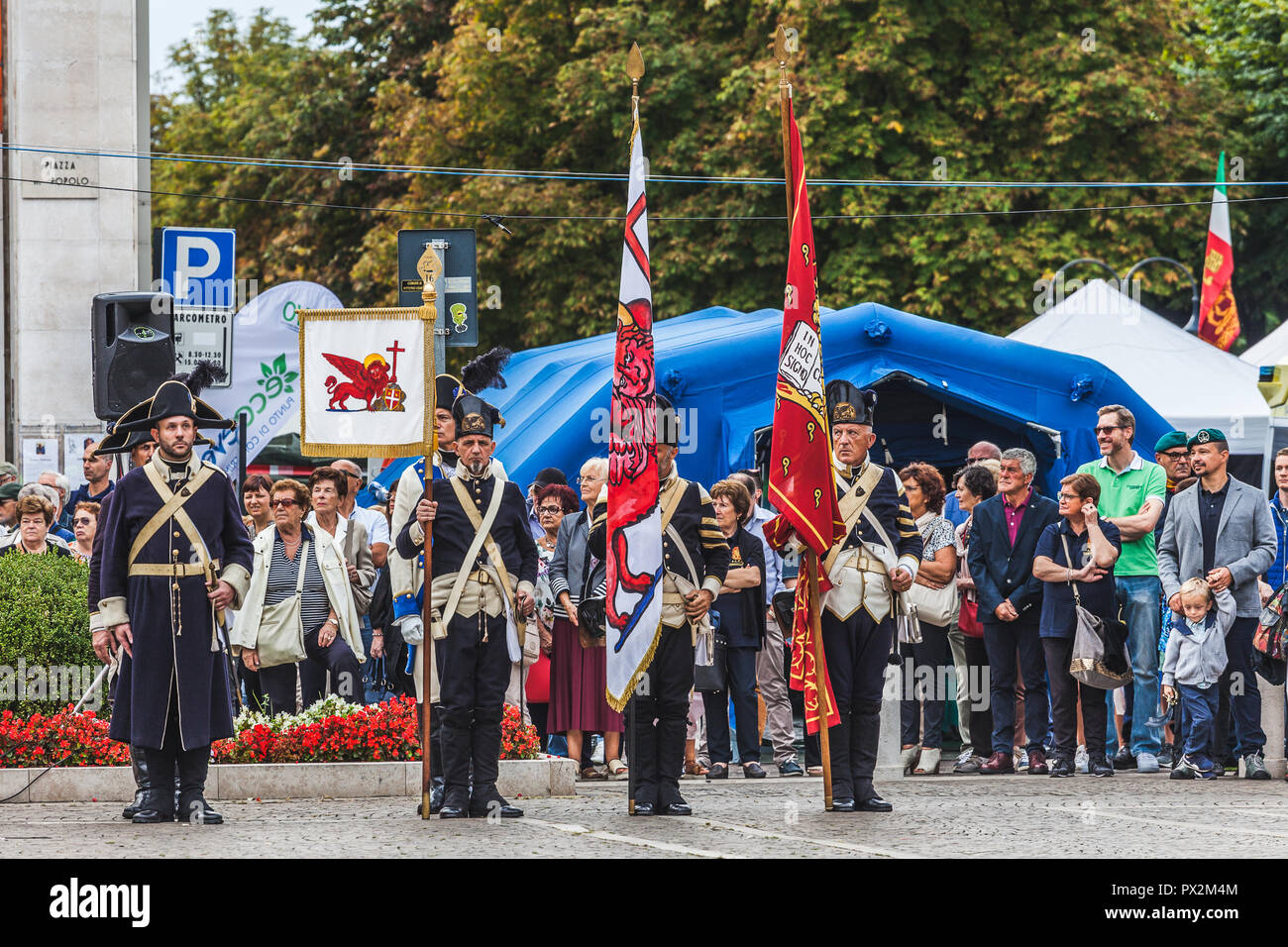 VITTORIO VENETO, Italia - 23 settembre 2018: rievocazione storica con persone vestite come ottocento militari della Repubblica di Venezia Foto Stock