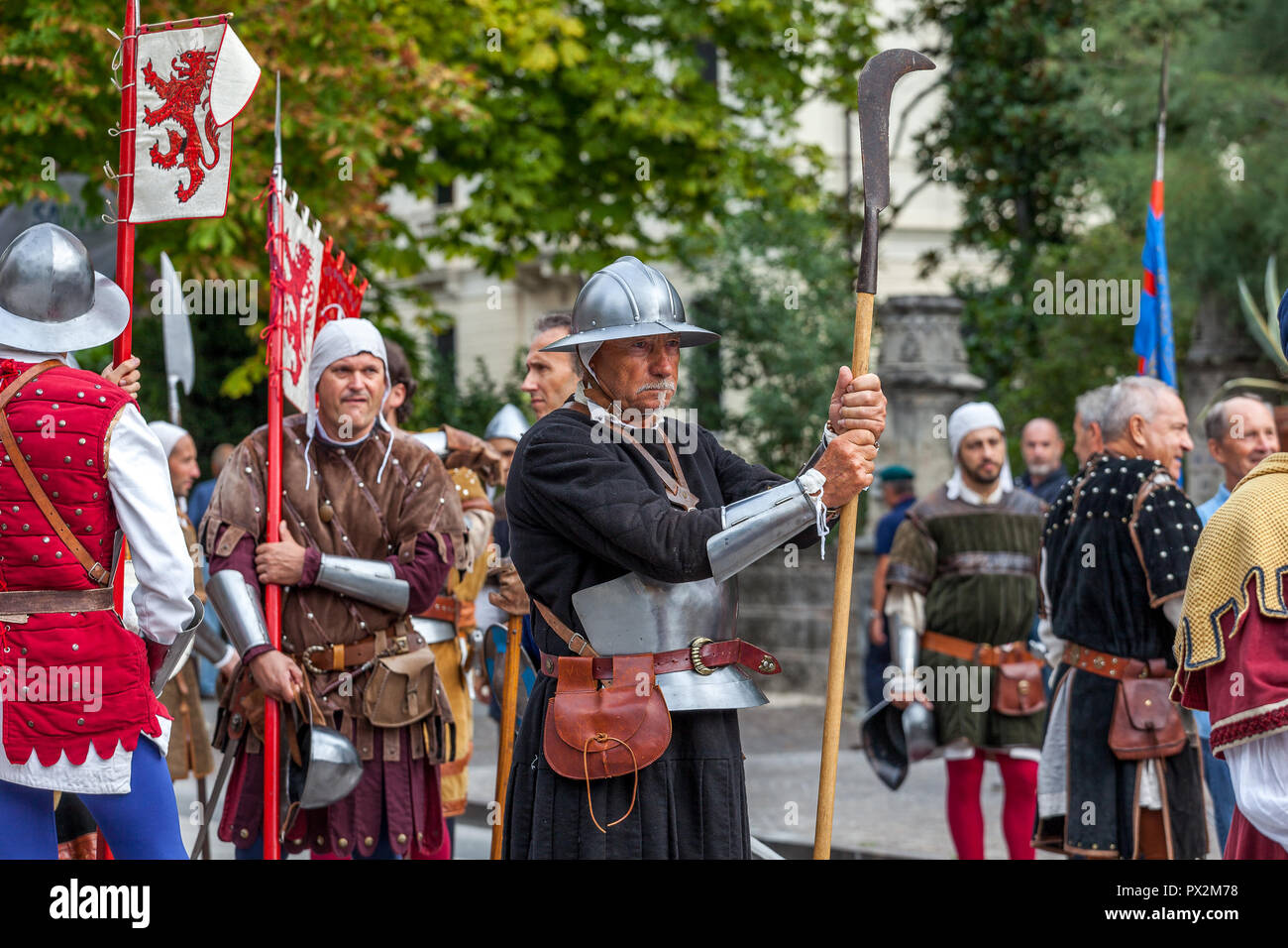 VITTORIO VENETO, Italia - 23 settembre 2018: rievocazione storica con persone vestite come soldati della Serenissima Repubblica di Venezia Foto Stock