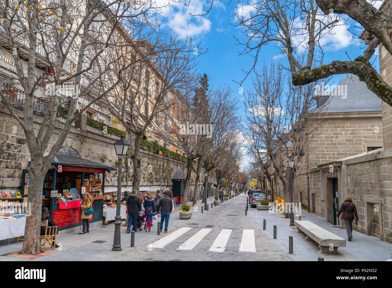 Calle Floridablanca nel centro della città di San Lorenzo de El Escorial, vicino a Madrid, Spagna Foto Stock