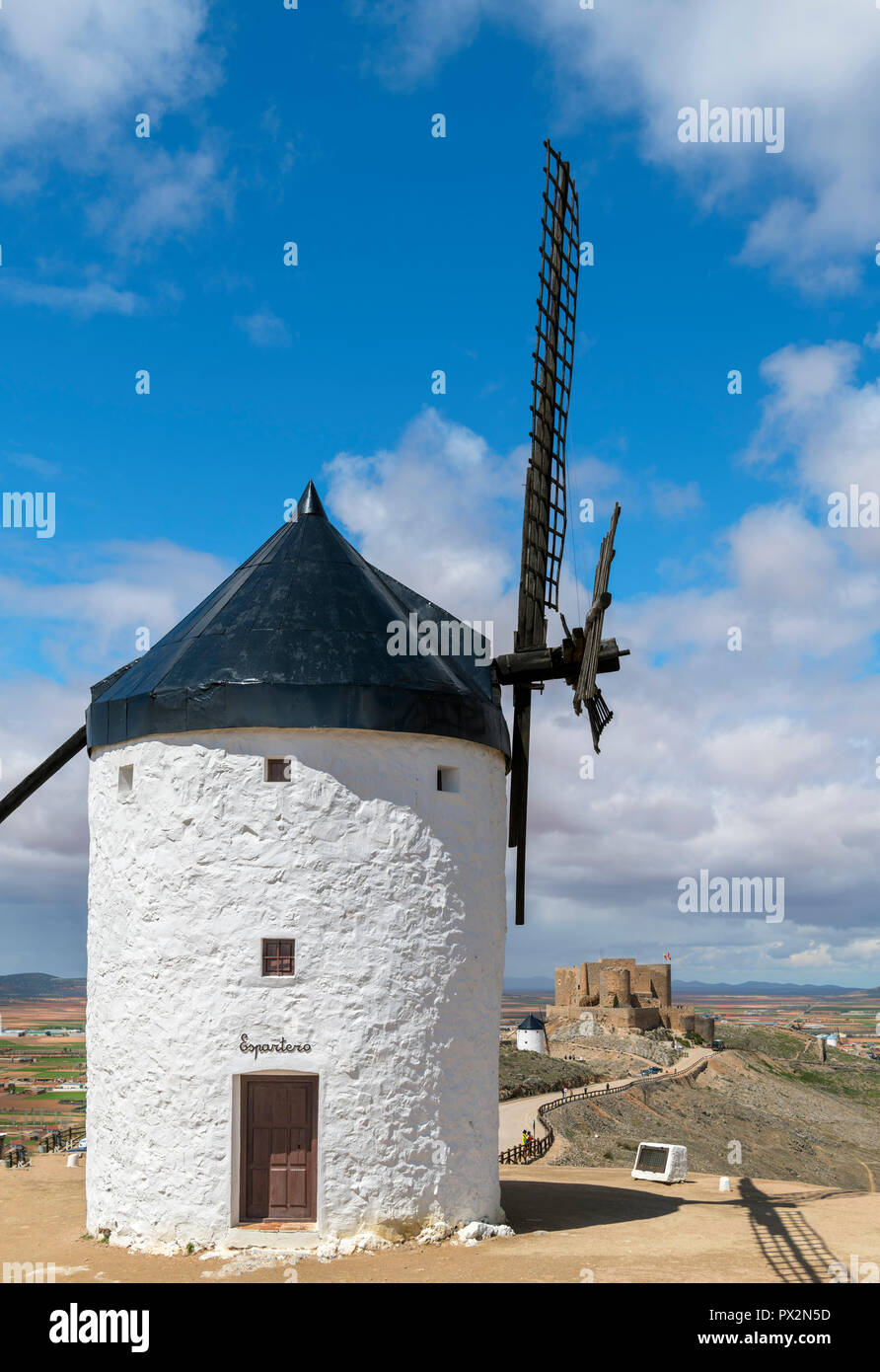 Don Chisciotte mulini a vento. Mulini a vento tradizionali in Consuegra, Castilla La Mancha, in Spagna Foto Stock Don Chisciotte mulini a vento. Mulini a vento tradizionali in Consuegra, Castilla La Mancha, in Spagna Foto Stock