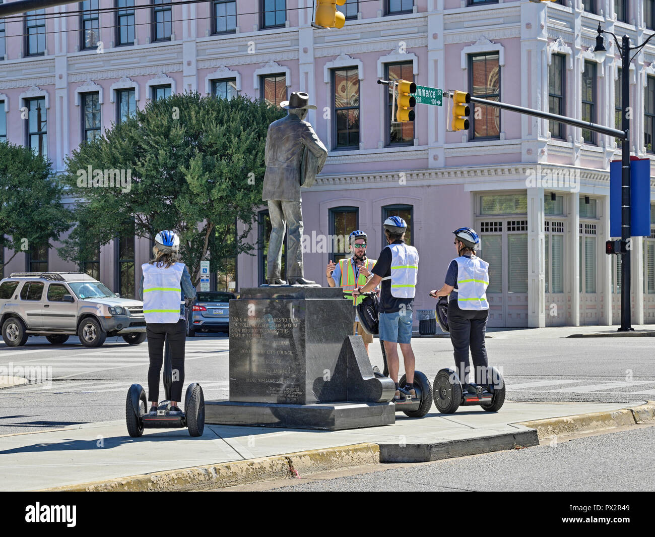 I turisti su un Segway in un gruppo di tour stop per visualizzare il Hank Williams memorial statua in bronzo a Montgomery in Alabama, Stati Uniti d'America. Foto Stock