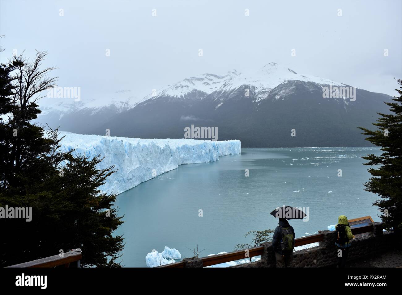 Ammirando ghiacciaio Perito Moreno sotto la pioggia Foto Stock