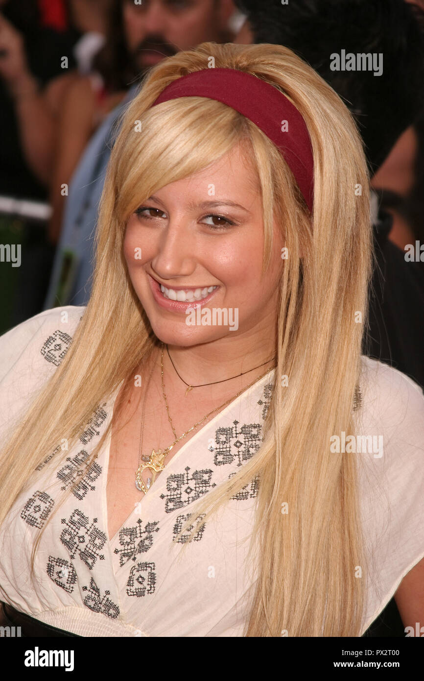 Ashley Tisdale 06/24/06 "Pirati dei Caraibi:forziere fantasma' Premiere @ Disneyland, Anaheim Foto di Ima Kuroda/HNW / PictureLux Giugno 24, 2006 File riferimento # 33686 123HNWPLX Foto Stock
